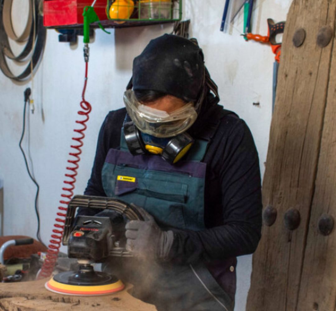 بانوی دامغانی از چوب‌های دورریز طلا می‌سازد