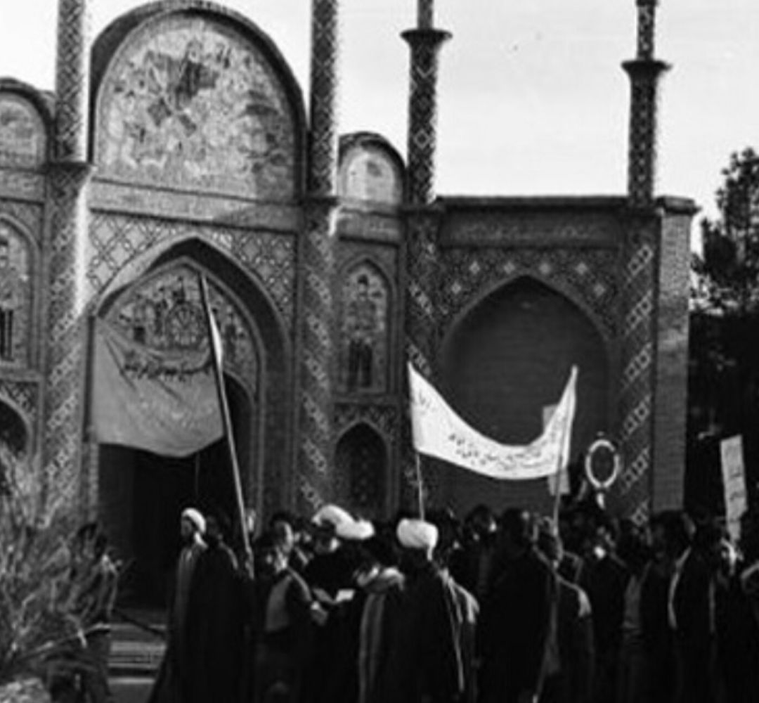 اعلامیه‌ها را نیمه‌شب و مخفیانه پخش می‌کردیم