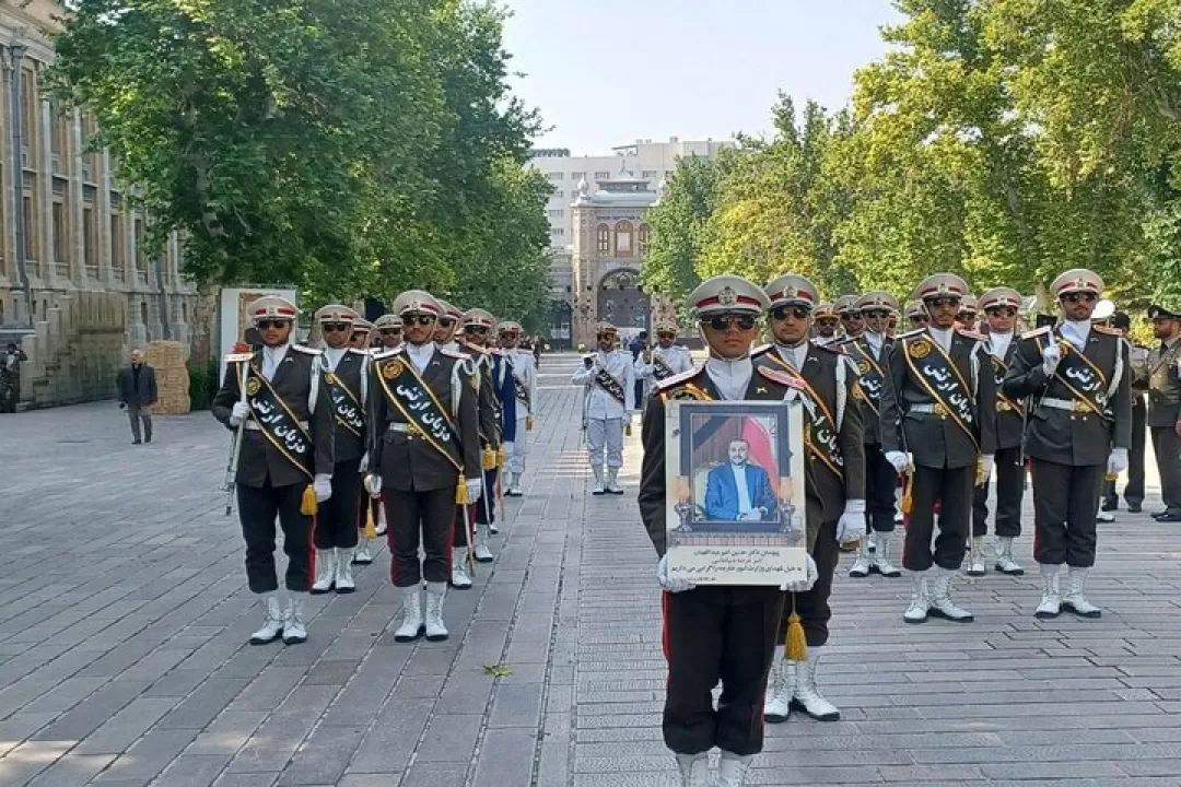 سردار دیپلماسی ایران روی دست مردم تشییع شد